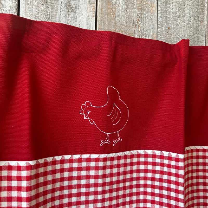 Petit rideau rouge en lin pour placard, broderie poule et imprimé vichy. Style déco campagne rustique pour meuble de cuisine.